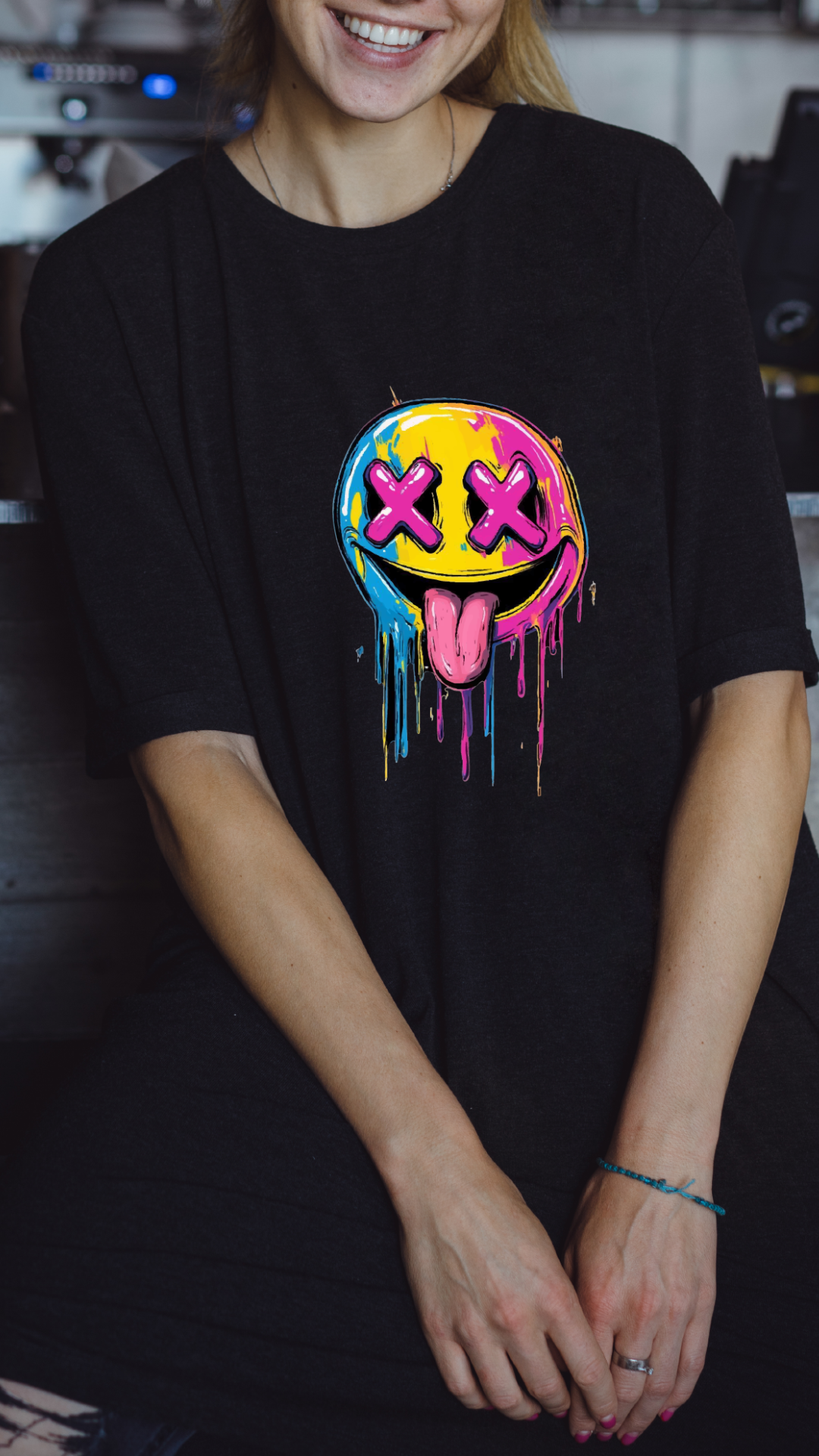 camiseta negra emoticono psicodelico